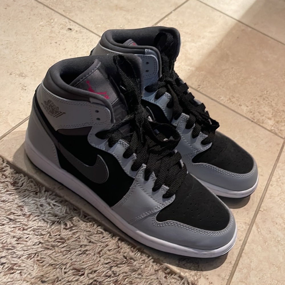 women’s youth size 6.5 gray and black nike air jordans